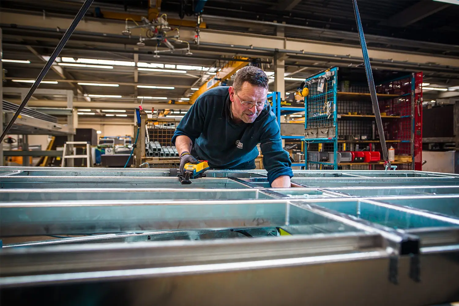 Productiemedewerker gesloten aanhangwagens